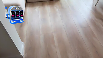 Orgazm Olmak Için Yalvarıyor Ve Başlığında Yazdığı Gibi Hızlıca Boşalıyor.