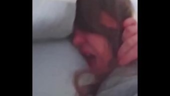 Bir Arkadaş, Karısının Aldattığı Ateşli Bir Video Buldu.