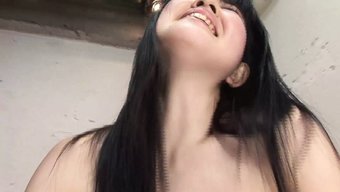 Duygusal Bebek Ev Yapımı Videoda Tüylü Amını Spermlerle Dolduruyor