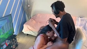 Bu Amatör Fortnite Videosunda Büyük Göğüsler Ve Büyük Popolar Var