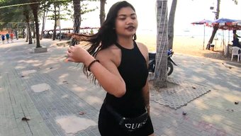Büyük Yarrağı Olan Taylandlı Genç Ve Turist Amatör Porno Videosunda