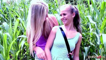 Bella Anne Ve Sevimli Sınıf Arkadaşı, Halka Açık Mastürbasyon Ve Lezbiyen Seksin Tadını Çıkarıyor