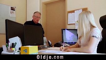 Genç Sekreter Patronu Için Çalışırken Oral Seks Yapıyor Ve Mastürbasyon Yapıyor