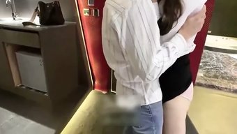 Seksi Bir Asyalı Kız, Erkek Iş Arkadaşının Büyük Üyesini Keşfeder Ve Onu Seks Için Baştan Çıkarır.