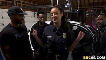 Polis Interracial Orgisinde Büyük Siyah Yarraklar Ve Sert Seks