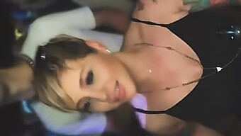 Milf Sarışın Bir Otel Odasında Bir Grup Adamla Ateşli Bir Orgiye Keyif Alıyor
