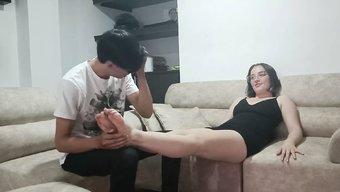 Genç Bir Kovboy, Kocasının En Iyi Arkadaşına Oral Seks Yaparak Onu Sürüyor Ve Sikiyor.