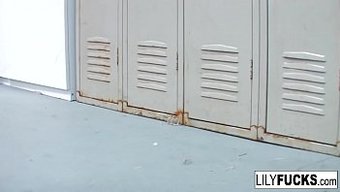 Lily'Nin Islak Amının Büyüleyici Güzelliğiyle Orgazmın Tadını Çıkarın.