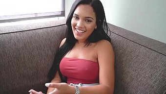 Kıvrımlı Latin Güzeli Alina Belle Ayak Işi Yapıyor Ve Içine Büyük Bir Yarrağı Alıyor