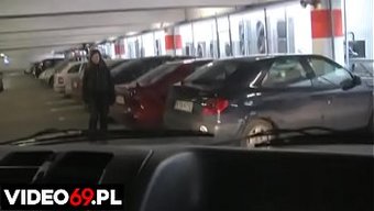 Polonyalı Genç, Alışveriş Merkezinin Otoparkında Arabada Sakso Çekiyor