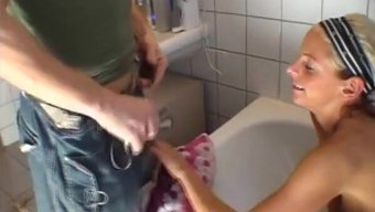 Sarışın Bir Fahişenin Banyoda Sikiştiği Amatör Bir Video
