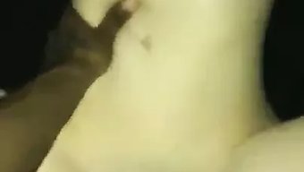 Irklararası Çift, Sert Seksin Ardından Creampie'Den Zevk Alıyor