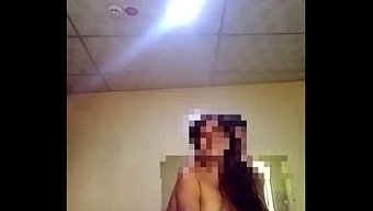 Evli Bir Kadın, Kocasıyla Tatmin Edici Olmayan Cinsel Yaşamdan Dolayı Başka Yerlerde Zevk Arıyor.