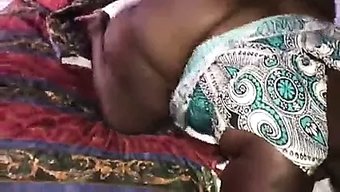 Bu Videoda Seksi Bir Bebek Büyük Siyah Yarrakları Emiyor