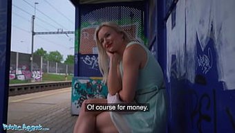 Sarışın Lily Joy'Un Yoğun Tren Istasyonu, Iyi Donanımlı Bir Ajanla Karşılaşıyor