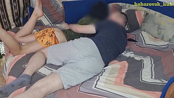 Gavat Koca, Karısı Ve Arkadaşının Cinsel Aktivitelere Katılmasını Izliyor