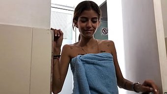 Üvey Kız Kardeşim Banyoda Beni Şaşırtıyor, Masum Yüzüne Orgazm Olmama Yardımcı Oluyor