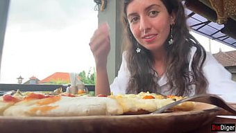 Kız, Halka Açık Kafede Pizza Yiyor Ve Sperm Yutuyor.