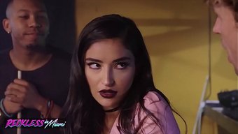 Emily Willis'In Dar Göt Deliği Azgın Michael Ve Ricky Tarafından Iyice Açılıyor.