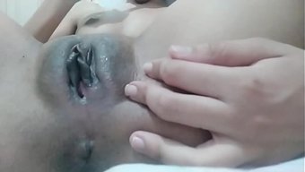Açıkta Kalan Am Ve Göt, Izleyenin Dikkatini Çekiyor.