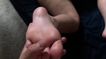Yakalayan Kız Kardeş, Dildo Ve Büyük Yarakla Mastürbasyon Yapıyor