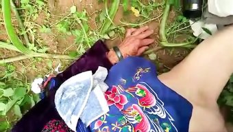 Olgun Bir Çinli Kadın Açık Havada Zevk Alıyor
