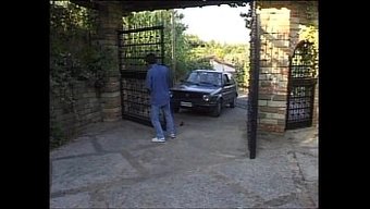 Genç Bir Adamın Koltukta Seks Yapan Bir Çifti Çaktırmadan Izle