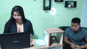 Ofiste Amını Yalatan Ve Parmaklayan Genç Bir Kız