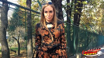 Alman Bir Izci, Moda Genç Modelini Para Karşılığında Anal Seks Yapmaya Ikna Ediyor.