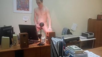 Seksi Solo Model, Ofiste Casus Kameranın Uyanık Gözü Altında Mastürbasyon Yapıyor