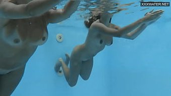 Büyük Doğal Göğüsler Ve Sıkı Popolar Bu Porno Yıldızı Videosunda Sergileniyor