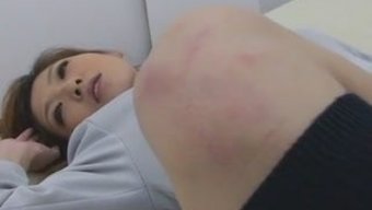 Asyalı Bebek Aya Sakaki Akıl Almaz Bir Sakso Çekiyor