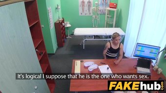 Doktor, Hissi Eski Haline Getirmek Için Kadının Amını Sikiyor.