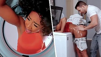 Azgın Milf, Çamaşır Makinesinde Büyük Poposunu Siktiriyor