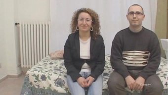 Amatör Orospu, Iki Iri Aletli Adam Tarafından Sertçe Beceriliyor.