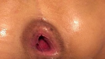 Büyük Bir Dildo Ile Anal Fisting