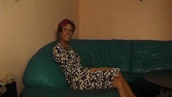 Olgun Kızıl Saçlı, Duygusal Bir Sakso Ve El Işi Alıyor