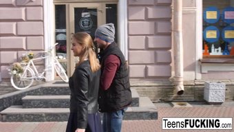 Sarışın Genç Jenny Ona Sakso Çekiyor Ve Yardımları Için Teşekkür Ediyor