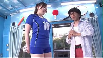 Leggy Asyalı Güzellik Küçük Bir Adama Sakso Çekiyor