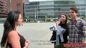 Olgun Çift, Swingers Videosunda Yabancılarla Yataklarını Paylaşıyor
