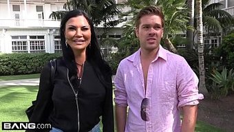 Göğüslü Milf Jasmine Jae, Delikli Klitorisini Ve Büyük Doğal Göğüslerini Plajda Sergiliyor