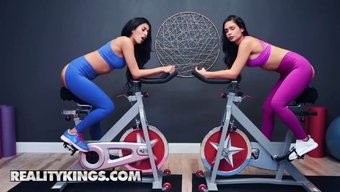 Sophia Leone Ve Katana Kombat: Birlikte Rahat Yaşadıkları Canlı Bir Video