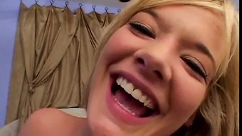 Genç Bebek Gigi Ferari Bu Videoda Sert Anal Ve Oral Seksin Tadını Çıkarıyor