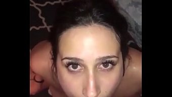 Amatör Kadın Diz Çöküp Işeyor