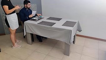 Azgın Garson, Görev Sırasında Vajinasına Sıcak Bir Yük Alıyor