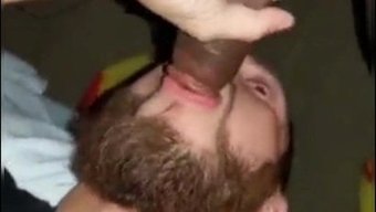 Olgun Travesti Oğlanın Ağzını Sikiyor