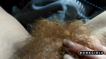 Ateşli Bir Kızıl Saçlının Doğal Yaprakları Arasında Kendini Tatmin Eden Solo Seansı