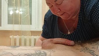 Rus Milf, Yeni Karısına Yakın Çekim Videoda Derin Bir Sakso Çekmeyi Öğretiyor
