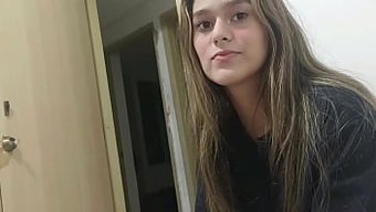 Üvey Kız Kardeşimi Evde Buluyorum Ve Onunla Eğlenmeye Ve Ona Derin Bir Oral Seks Yapıp Onu Becermeye Karar Veriyorum.