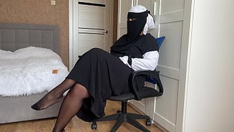 Güzel Büyük Göğüslü Ve Sulu Vajinalı Evli Arap Kadın, Bu Ev Yapımı Videoda Yüzüne Boşalma Ve Içe Boşalma Alıyor.